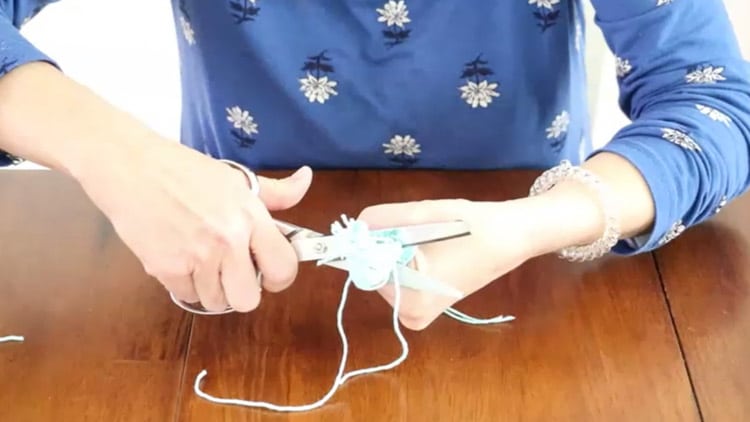 How to make a tassel with yarn by trimming the yarn.