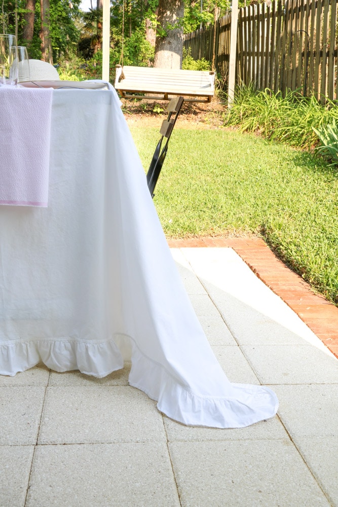 Garden party decoration ideas using white linen tablecloth, pink and white runner