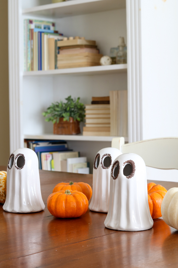 Ghosts and mini pumpkins for a vintage centerpiece